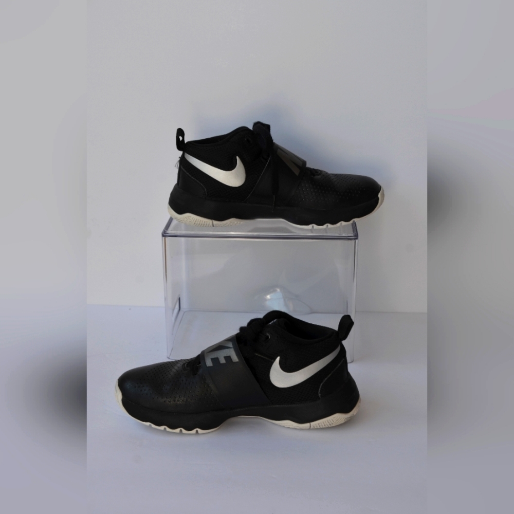 NIKE TEAM HUSTLE D BLACK SILVER WHITE 881941-001 Youth Size 4.5Y